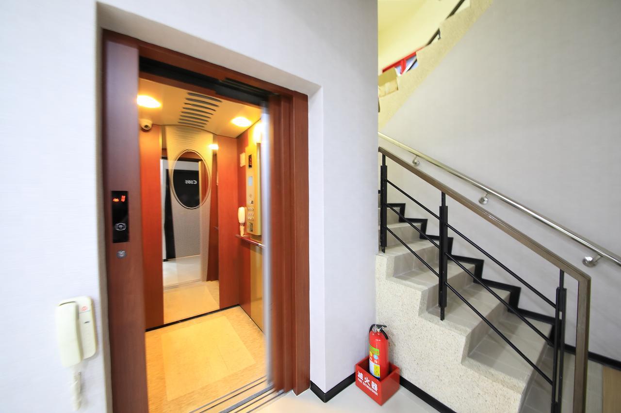 花蓮亮君經典民宿1館加2館民宿-東大門夜市-電梯包棟bright King Homestay Хуалянь Экстерьер фото