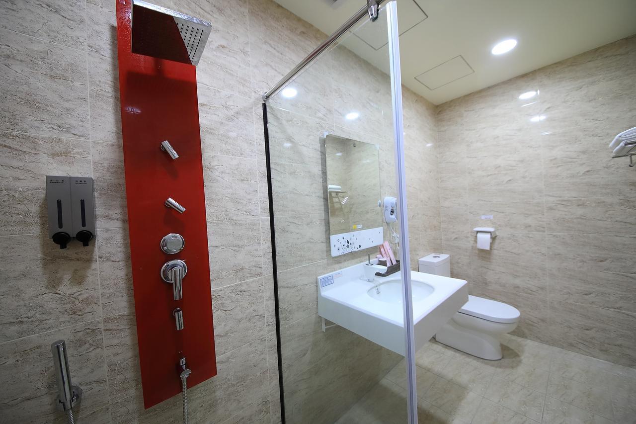花蓮亮君經典民宿1館加2館民宿-東大門夜市-電梯包棟bright King Homestay Хуалянь Экстерьер фото